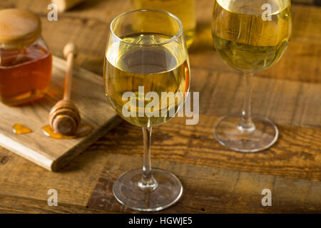 Dolce miele giallo vino Meade pronta da bere Foto Stock