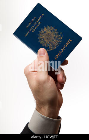 In possesso di un passaporto brasiliano. Foto Stock