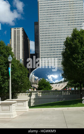 'Cloud Gate' (Il Bean) scultura in Millennium Park nel centro di Chicago, Illinois. Il Cloud Gate è a tre piani di scultura in acciaio Foto Stock