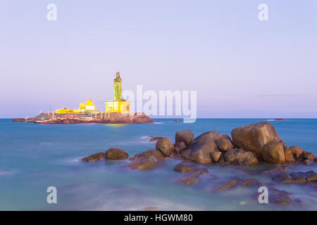 Vivekananda Rock è la casa di un memorial e la vicina isola di Thiruvalluvar Statue illuminato in blu crepuscolo ora in Kanyakumari Foto Stock