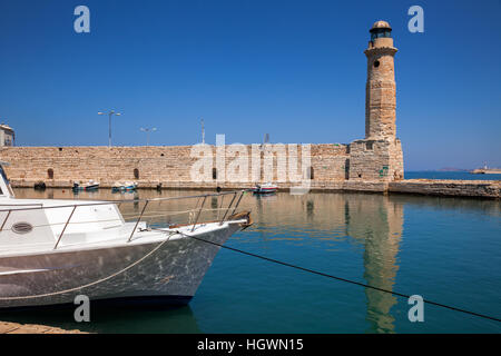 Faro egiziano al porto veneziano in Rethimno città vecchia Creta Grecia mediterraneo Foto Stock