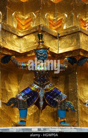 Statua di Demon (Yaksha), carattere dalla Ramakien epic, Golden Chedi, Wat Phra Kaew tempio (il Tempio del Buddha di Smeraldo) Foto Stock