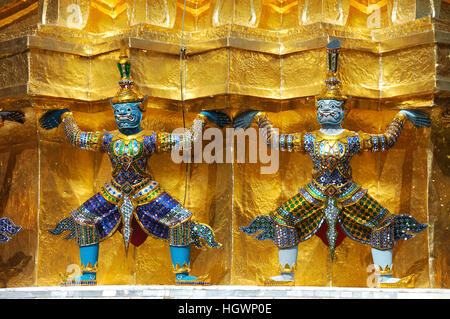 Statua di Demon (Yaksha), carattere dalla Ramakien epic, Golden Chedi, Wat Phra Kaew tempio (il Tempio del Buddha di Smeraldo) Foto Stock