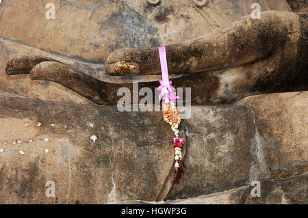 Wat Traphang Ngoen, lato sinistro del Buddha seduto scultura, Sukhothai Historical Park, Sukhothai, Thailandia Foto Stock