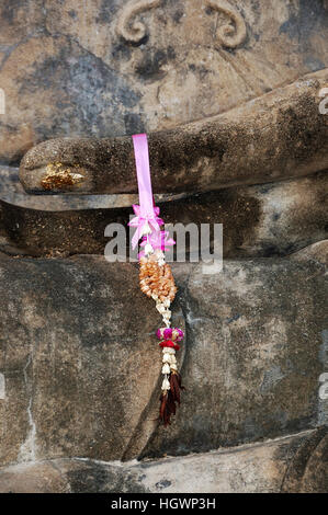 Wat Traphang Ngoen, lato sinistro del Buddha seduto scultura, Sukhothai Historical Park, Sukhothai, Thailandia Foto Stock