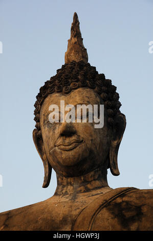 Wat Traphang Ngoen, Buddha seduto scultura, Sukhothai Historical Park, Sukhothai, Thailandia Foto Stock