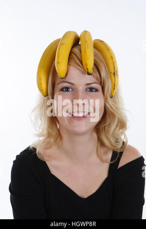 Donna con banane sul suo capo Foto Stock