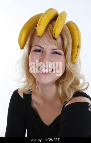 Donna con banane sul suo capo Foto Stock