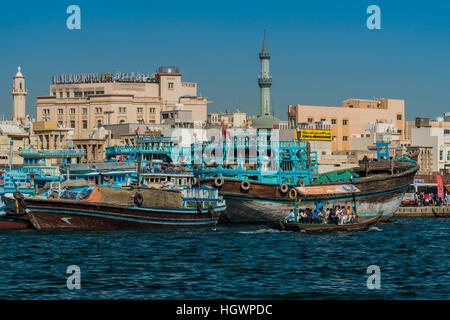 Vista sul Quartiere Deira da tutto il Creek di Dubai, Emirati Arabi Uniti Foto Stock