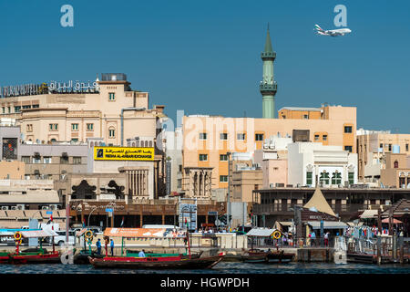 Vista sul Quartiere Deira da tutto il Creek di Dubai, Emirati Arabi Uniti Foto Stock