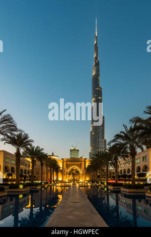Vista notturna di Palazzo Downtown Dubai hotel di lusso con il Burj Khalifa grattacielo dietro, Dubai, Emirati Arabi Uniti Foto Stock