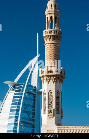 Il minareto con il Burj al Arab dietro, Dubai, Emirati Arabi Uniti Foto Stock