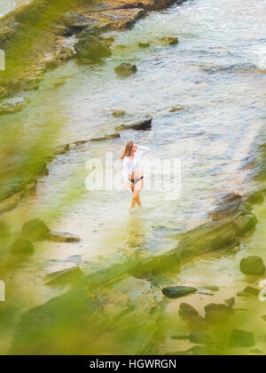 Giovane donna da sola a una spiaggia. Tarifa, Cadice, Costa de la Luz, Andalusia, Spagna. Foto Stock