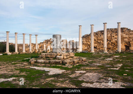 Rovine romane della città di Salamina, vicino a Famagosta, la parte settentrionale di Cipro. Foto Stock