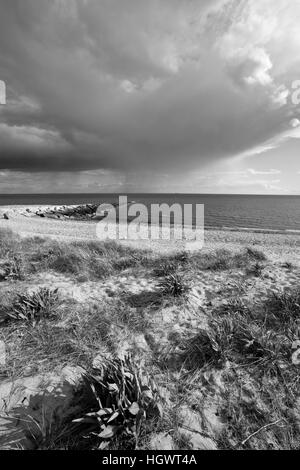 Rainshowers nella distanza come si vede dalla lunga spiaggia a Stratford, Connecticut. Adiacente alla grande unità di Prati di McKinney National Wildlife Refug Foto Stock