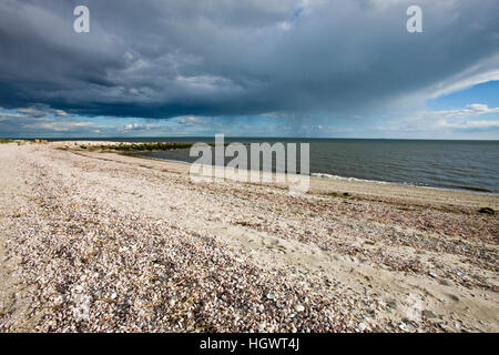 Rainshowers nella distanza come si vede dallo scafo-coperta lunga spiaggia a Stratford, Connecticut. Adiacente alla grande unità di Prati di McKinney National Foto Stock