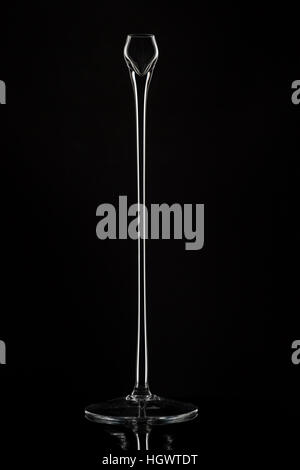 Alti candelieri in vetro su sfondo nero Foto Stock