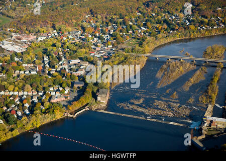 Il fiume Connecticut come fluisce attraverso il South Hadley, Massachusetts. Holyoke Dam. Foto Stock