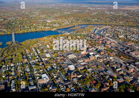 Il fiume Connecticut come fluisce attraverso Holyoke, Massachusetts. Holyoke canali. Foto Stock