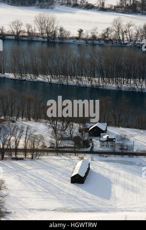 Linea di aziende agricole del fiume Connecticut in Hadley, Massachusetts. Come si vede dal Mount Holyoke in Skinner parco dello stato. Metacomet-Monadnock Trail. L'inverno. Foto Stock