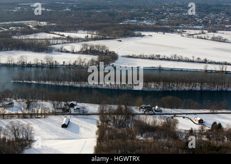 Linea di aziende agricole del fiume Connecticut in Hadley, Massachusetts. Come si vede dal Mount Holyoke in Skinner parco dello stato. Metacomet-Monadnock Trail. L'inverno. Foto Stock