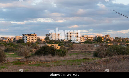 Case abbandonate in ghost Varosha distretto di Famagosta, la parte settentrionale di Cipro. Foto Stock