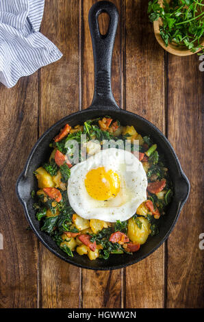 Il chorizo e kale hash con un uovo fritto Foto Stock