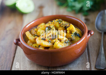 Tradizionale del Kerala curry di gamberi e rabboccato con foglie di coriandolo Foto Stock