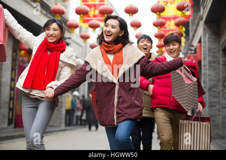 Felice giovani amici shopping per il Capodanno cinese Foto Stock