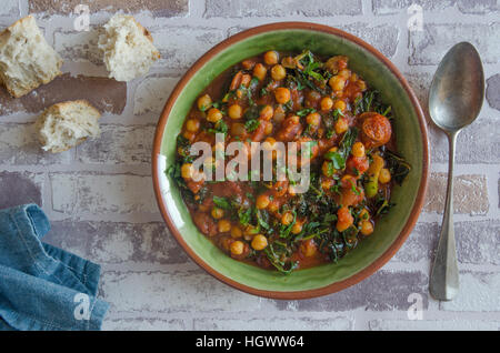 Ceci, il Chorizo e il cavolo stufato con pane rustico Foto Stock