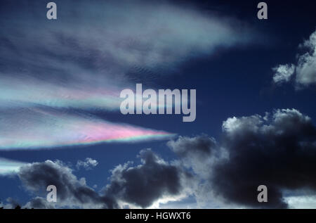 Rainbow nuvole al di sopra del Rocky Mountain colline vicino a Boulder, CO Foto Stock