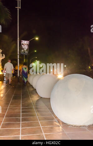 Aruba, dei Caraibi - Settembre 27, 2012: pedonale decorazione sul marciapiede vicino alla strada del mercato negozi in Aruba isola del mar dei Caraibi Foto Stock