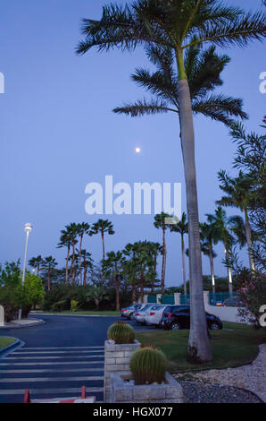 Aruba, dei Caraibi - Settembre 27, 2012: Scenic vista al tramonto tra gli alberghi e alloggi turistici presso la località di villeggiatura di Palm Beach Foto Stock