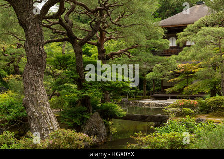 Lo stagno e Kannon-den, i due piani la struttura principale di Ginkaku-Ji, Kyoto, Giappone Foto Stock