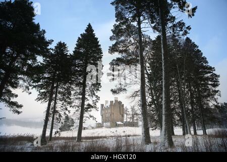 Braemar Castle in Aberdeenshire, come la Scozia e l'Inghilterra del Nord sono state ricoperte da un manto di neve mentre la costa orientale è stata rinforzata per una mareggiata a Venerdì a pranzo. Foto Stock