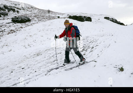 Pascal Lardet sciare giù Dumyat nel Ochils, vicino a Stirling, dopo il Met Office emessi avvisi di maltempo in tutta l'Inghilterra, Scozia, Galles e Irlanda del Nord per le combinazioni di forte vento, neve e ghiaccio. Foto Stock