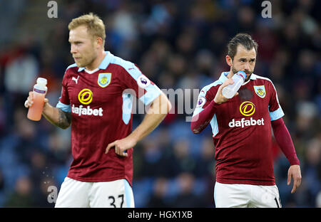 Burnley's Steven Defour (a destra) ha una bevanda Foto Stock