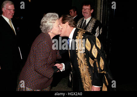 File foto datata 21/10/98 di Lord Snowdon con la regina Elisabetta II, come l'ex marito della Principessa Margaret ha morì in pace a casa sua venerdì 86 anni, un portavoce della famiglia ha detto. Foto Stock