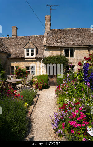 Un idilliaco Cotswold cottage in pietra in estate il sole, Sherborne, Gloucestershire, Regno Unito Foto Stock