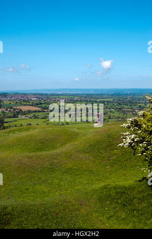 Un uomo considera la vista della Severn Vale dal picco Coaley Viewpoint, Cotswolds, Gloucestershire, Regno Unito Foto Stock