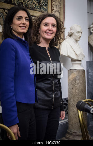 Roma, Italia. Xiii gen, 2017. Consigliere per la persona, la scuola e la comunità di sostegno di Roma Capitale Laura Baldassarre e il Sindaco di Roma, Virginia Raggi durante la conferenza stampa di presentazione del progetto '#RomaAscoltaRoma'. © Andrea Ronchini/Pacific Press/Alamy Live News Foto Stock