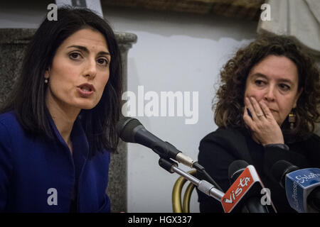 Roma, Italia. Xiii gen, 2017. Consigliere per la persona, la scuola e la comunità di sostegno di Roma Capitale Laura Baldassarre e il Sindaco di Roma, Virginia Raggi durante la conferenza stampa di presentazione del progetto '#RomaAscoltaRoma'. © Andrea Ronchini/Pacific Press/Alamy Live News Foto Stock