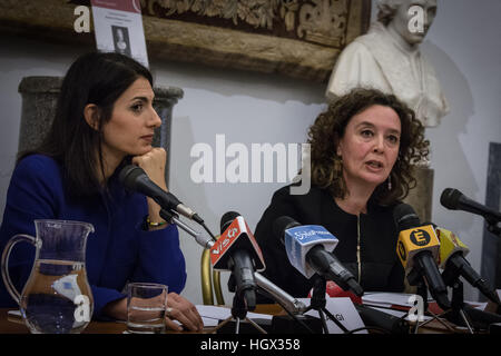Roma, Italia. Xiii gen, 2017. Consigliere per la persona, la scuola e la comunità di sostegno di Roma Capitale Laura Baldassarre e il Sindaco di Roma, Virginia Raggi durante la conferenza stampa di presentazione del progetto '#RomaAscoltaRoma'. © Andrea Ronchini/Pacific Press/Alamy Live News Foto Stock