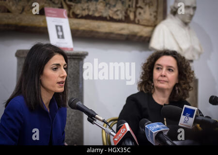 Roma, Italia. Xiii gen, 2017. Consigliere per la persona, la scuola e la comunità di sostegno di Roma Capitale Laura Baldassarre e il Sindaco di Roma, Virginia Raggi durante la conferenza stampa di presentazione del progetto '#RomaAscoltaRoma'. © Andrea Ronchini/Pacific Press/Alamy Live News Foto Stock