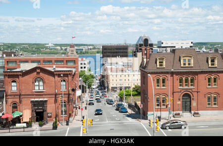 La vista di Prince Street che si protende verso la baia di Halifax città (Nova Scotia, Canada). Foto Stock