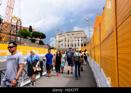 Strada trafficata riempito con i pedoni a Roma, che conduce al punto di riferimento Colosseo in Italia. Foto Stock