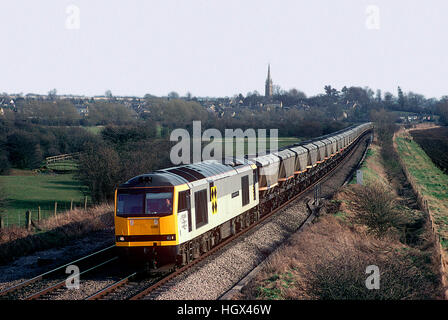 60088 capi nord con un vuoto di MGR da Didcot Power Station. Kings Sutton. Il 1 aprile 1995. Foto Stock