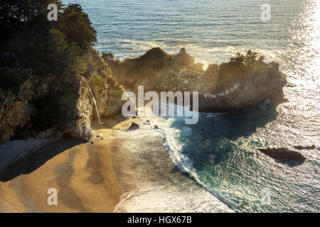 Nel tardo pomeriggio di ambiente McWay cade a Big Sur, in California. Fascia costiera sull'oceano pacifico. Caduta di acqua versare in mare. Foto Stock