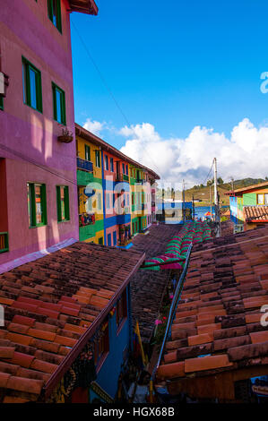 Colorate strade e case decorate di Guatape città vicino a Medellin, Antioquia, Colombia Foto Stock