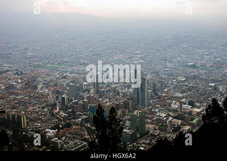 Il quartiere centrale degli affari, vista dal Cerro Monserrate, Bogotà, Colombia Foto Stock